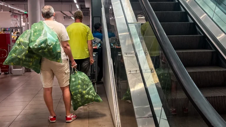 Veszélyben a üvegvisszaváltók megélhetése? – A palackgyűjtők körében kitört a pánik, ezt üzenték Magyar Péternek
