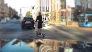 Fütyült mindenkire a pesti rolleres, nem is úszta meg a csattanást + videó