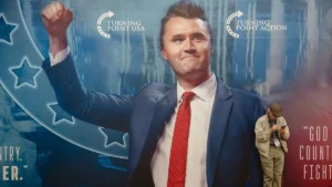Charlie Kirk halála: bárhogy is dönt a bíróság a merénylőről, az amerikaiak jelentős része elégedetlen lesz