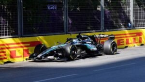 Russell drámai csatában nyert Bakuban, Verstappen két tizeden belül ért célba