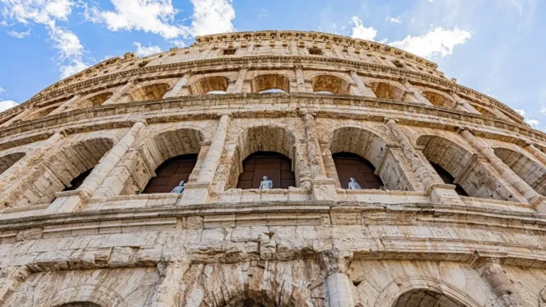 Tíz métert zuhant a Colosseumban, nem tudták megmenteni a 22 éves férfit