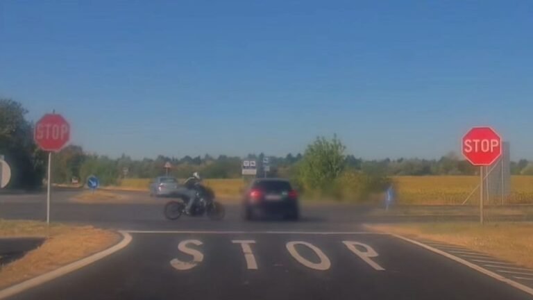 Átrepült a motoros egy autó felett a hírhedt balatoni kereszteződésben + videó