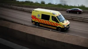 Mentőt és tűzoltót riasztottak, felborult egy autó az M1-M7 autópálya közös szakaszán: több kilométeres a torlódás