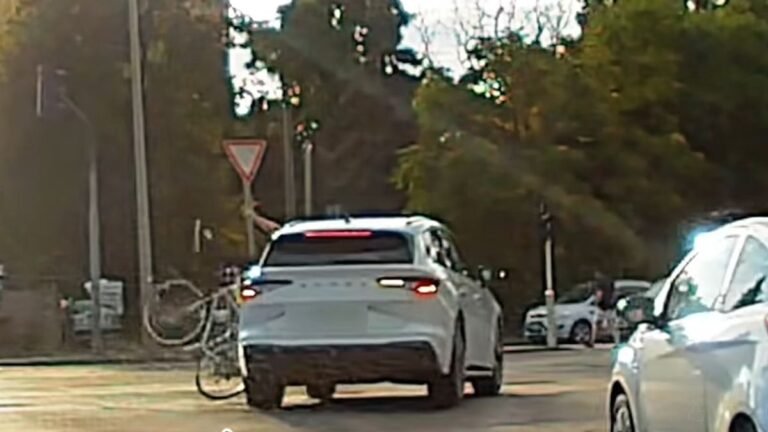 Biciklissel ütközött a skodás Óbudán, mindketten nagyot hibáztak + videó