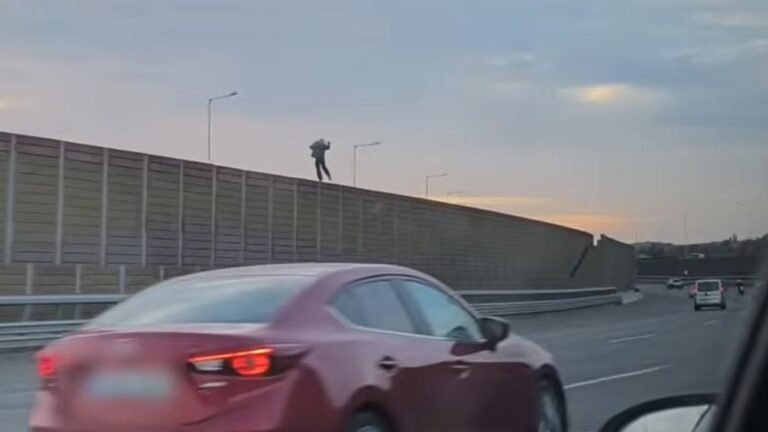 Hajmeresztő jelenet az M0-áson, a zajvédő falon sétált egy férfi + videó