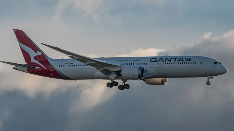 Azonnali kényszerleszállásra volt szükség: lángok csaptak fel egy Boeing hajtóművéből