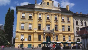 Megszüntették a letartóztatás az óbudai korrupciós ügy gyanúsítottjainak, de nyomkövetőt kapnak