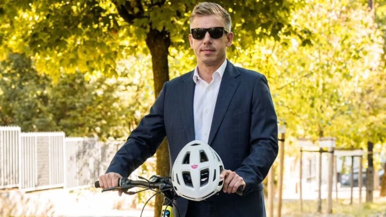 Karácsony nyomában teker Magyar Péter