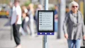 Olyan, mint egy óriási ebook-olvasó: digitális kijelzők jelentek meg budapesti buszmegállókban