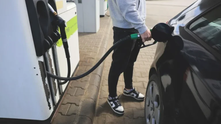 Megszólalt Magyar Péter az üzemanyagárakról: Hernádi Zsoltot is berendelték a kormányülésre