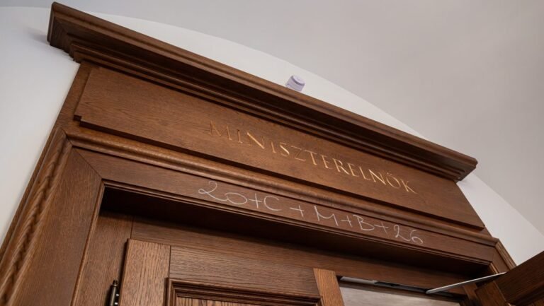 Orbán Viktor egy room tourral tér vissza csütörtök reggel
