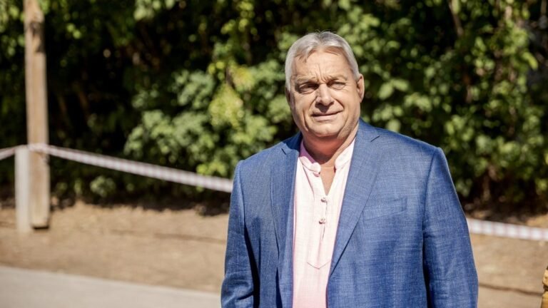 Kétmilliárd forint ment el két év alatt Orbán külföldi útjaira, amelyek során a VIP-várókat sem vetették meg