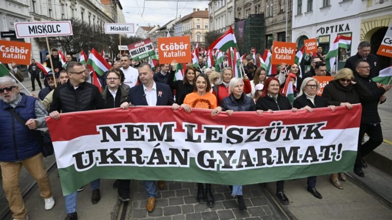 A Fidesz–KDNP összes miskolci képviselője megdobta félmillióval a csíksomlyói búcsúba induló egyesületet, amelyik vett is 350 narancssárga dzsekit