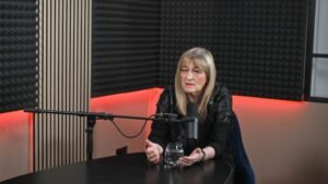 Schmidt Mária szerint csak a pénz érdekli Mándoki Lászlót, akit Bayer Zsolt szarjankónak nevezett