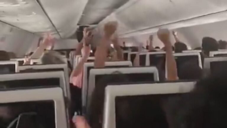 Flydubai-incidens: videón, ahogy az utasok ünneplik a landolást