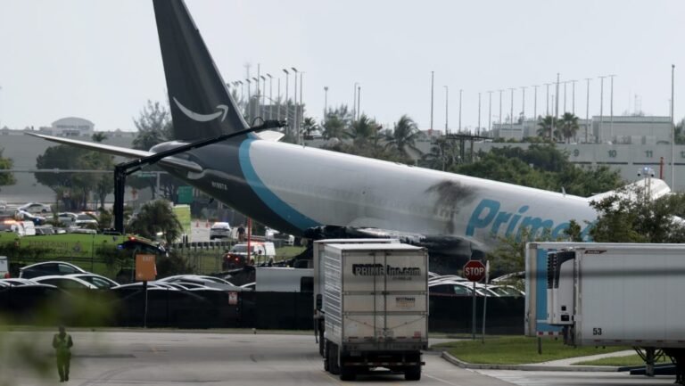 Legalább öt halottja van már a miami repülőgépbalesetnek, amelyben az Amazon gépe túlfutott a leszállópályán