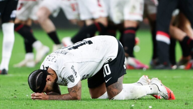 Hős lehetett volna Memphis Depay, de égbe lőtte a 101. perces büntetőjét