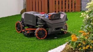 Ez a robotfűnyíró mechanikus kart kapott, hogy szépen le tudja nyírni a kert szegélyeit