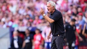 „Itt a meccs története” – Mourinho egyszer csak egy fotót mutatott az újságíróknak a vesztes derbi után
