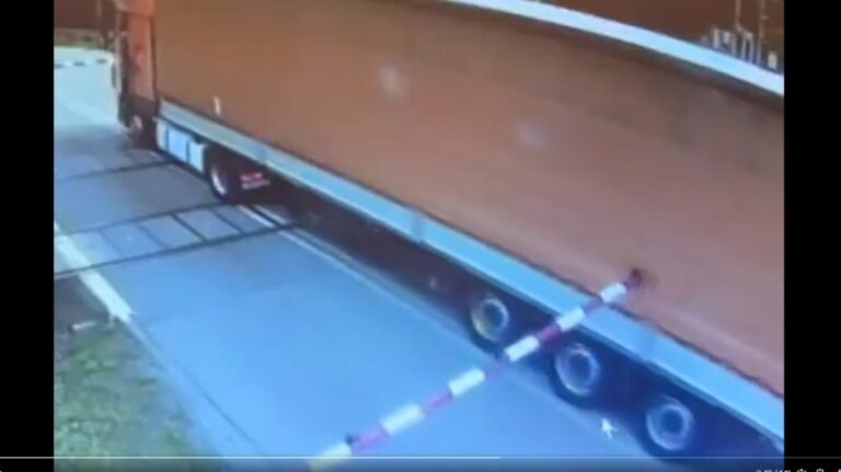 Beragadt egy kamionos két sorompó közé, majd addig bénázott, míg átgázolt rajta a vonat