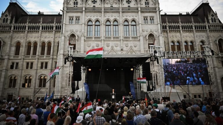 „Eljön a valódi elszámoltatás, és ezek ott fognak állni a tiszta magyar szívű emberek ítélőszéke előtt” – ilyen volt a kormányellenes tüntetés a Kossuth téren