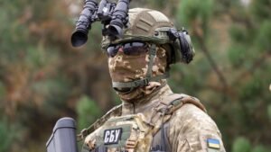 A két legerősebb ukrán titkosszolgálat fegyveresei véres tűzpárbajt vívtak Kijevben – videó
