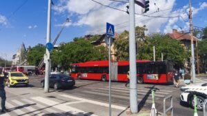 Kigyulladt egy társasház tetőszerkezete Zuglóban, a tűz több lakásra is átterjedt
