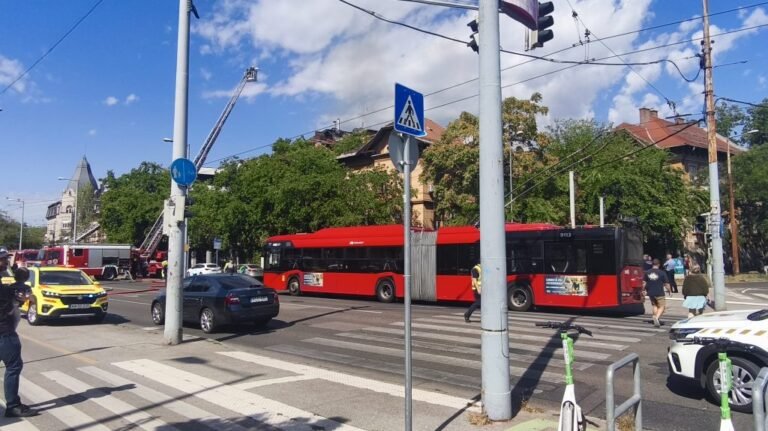 Kigyulladt egy társasház tetőszerkezete Zuglóban, a tűz több lakásra is átterjedt