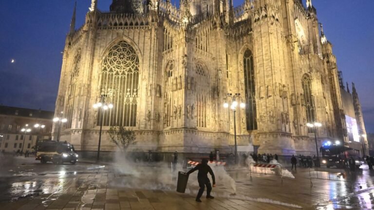 Csatatérré változott a milánói Dóm tér, összecsaptak a tüntetők és a rendőrök