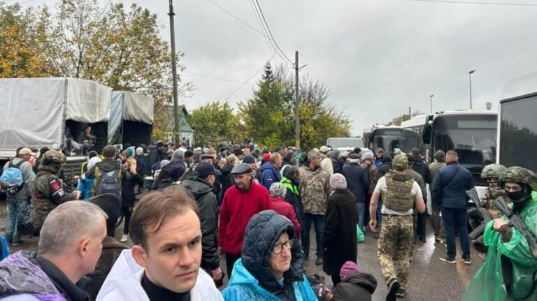 Elkezdődött a lakosok evakuálása az egyetlen ukrán városból, ahol tűzszünet van