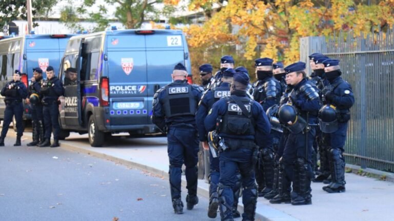 A Halloween ellenére sem lehet maszkot viselni – a francia belügyminiszter figyelmeztette a szombati tüntetésre készülőket