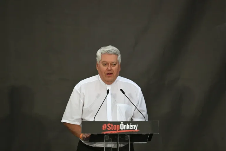 Bocsánatkérést vár Magyar Péter a paptól, aki azt mondta, a tiszások egy olyan erkölcsileg romlott társaságra szavaztak, amelyik elpusztítja az országot