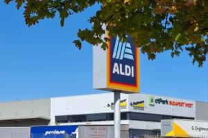 Elmondta az Aldi, hogy miért lett a boltokban kisebb a választék és több a raklap