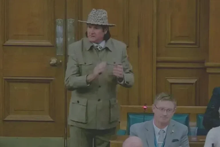 Amikor elfogynak az észérvek: egy brit politikus nemes egyszerűséggel képviselőtársára fingott egy indítvány tárgyalása közben