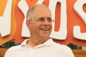 Kósa Lajos a cimboráinak: Áh, látom, még szabadlábon vagy!