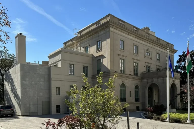 Ötmilliárdért vették, tízmilliárdért újították fel a washingtoni magyar nagykövetség épületét