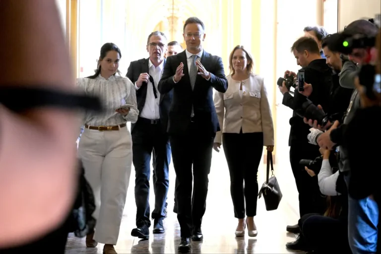 Az Orbán-kormány utolsó négy évében tizenhatszor repült Oroszországba Szijjártó Péter