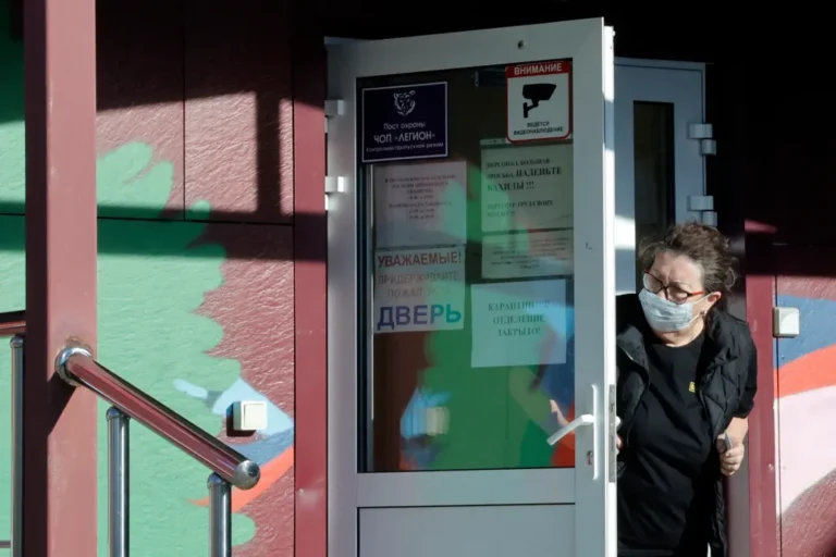 A világ transzparens kommunikációt vár, Oroszország inkább a pestis szó eltüntetésén dolgozik