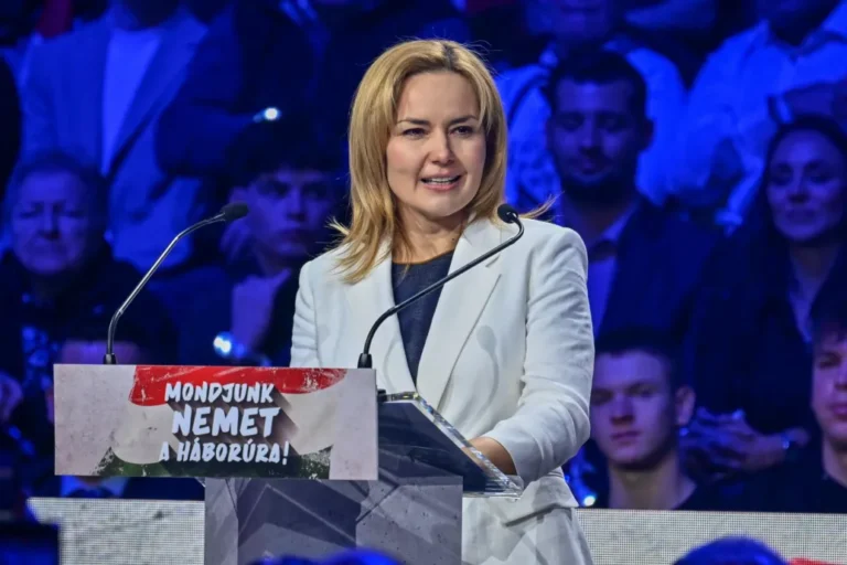 A Fidesz volt debreceni jelöltje márciusban Tóth Gabival lépett fel egy színpadon, később törölte a közös képüket