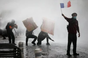 A francia szélsőbal sokat kockáztat, Le Pen viszont hátradőlve húzna hasznot a tüntetésekből