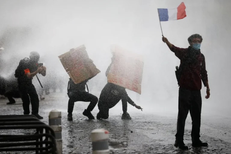 A francia szélsőbal sokat kockáztat, Le Pen viszont hátradőlve húzna hasznot a tüntetésekből