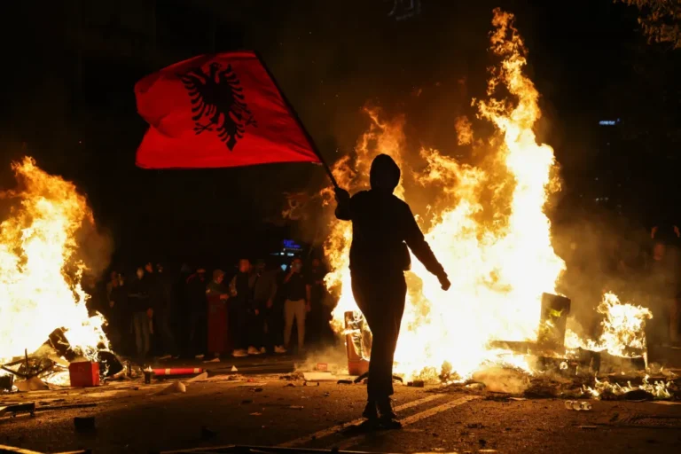 Ez egy forradalom. Belefáradtunk a békés tüntetésekbe, nem állunk le, amíg le nem mond