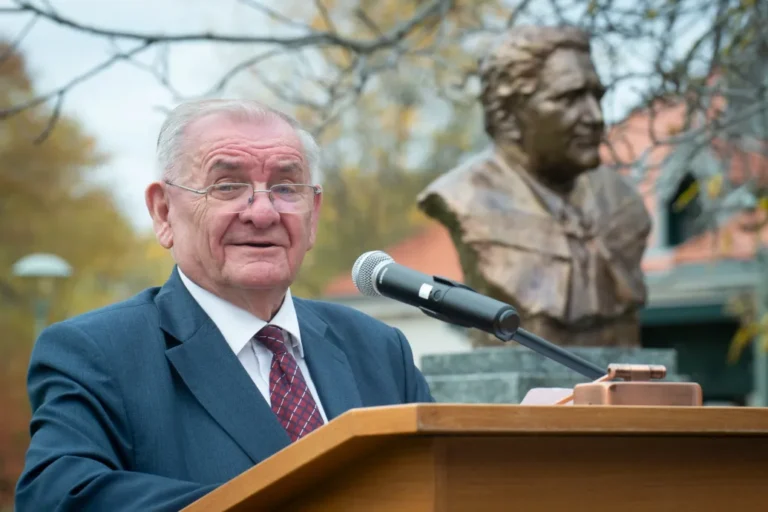 Tarr Zoltán bejelentette, hogy felülvizsgálják a Lezsák Sándorhoz kötődő Nemzeti Művelődési Intézet állami szerződését