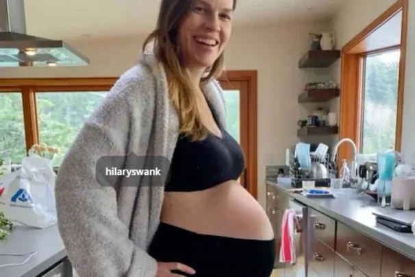 52 évesen vállalja harmadik gyerekét Hilary Swank