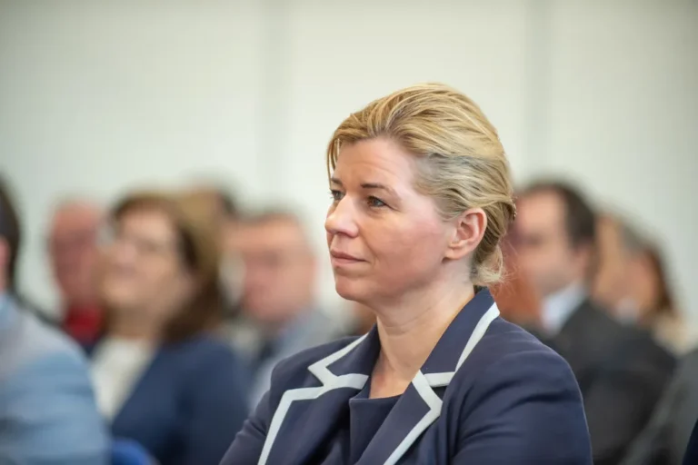 A börtönből üzent az NKA-ügyben letartóztatott Varga-Bajusz Veronika, szerinte az a cél, hogy politikusokra valljon