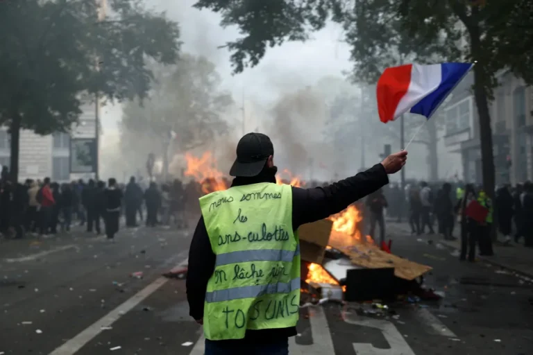 Ez a tüntetés már arról szól, hogy az államnak többet kell költeni a polgáraira – a radikális baloldaltól várják a változást az utcára vonuló franciák