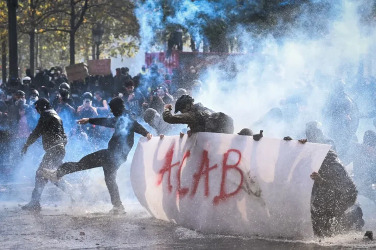 Gyújtogatások, rongálások, könnygázgránátok és több száz letartóztatás a francia tüntetéseken