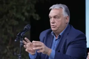 „Lázárra is vadásznak, de rám aknavetővel lőnek” – mondta Orbán Viktor