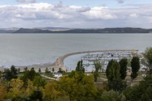 21 Kutatóközpont: A magyarok 72 százaléka támogatná, hogy az állam kisajátítással védjen meg Balaton menti területeket
