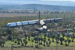 „Nagyon-nagyon erős ütközés volt, négy-öt üléssornyit repültem” – túlélők beszámolói a spanyol vonatbalesetről